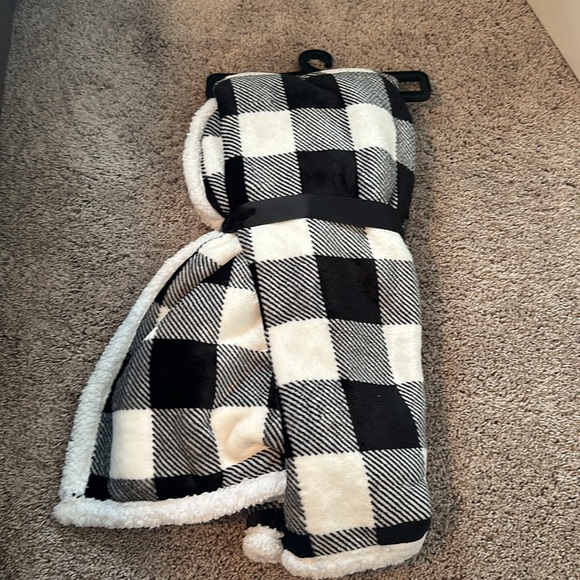Sherpa blanket NWT - Picture 2 of 3